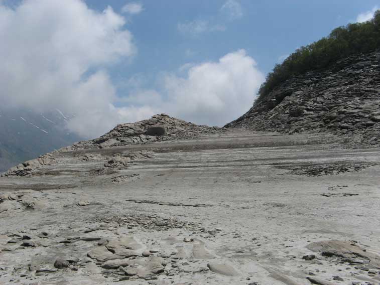 La postazione 26 immediatamente sotto alla cima del modesto rilievo