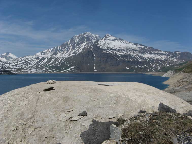 Sempre dal tetto della 29 il campo di tiro.Sullo sfondo le Cime Clairy e Laro