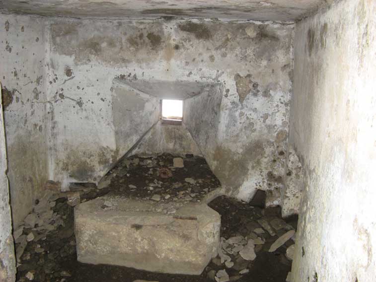 La feritoia e il basamento dell'arma