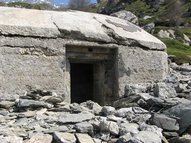 Il fronte W della postazione e l'ingresso