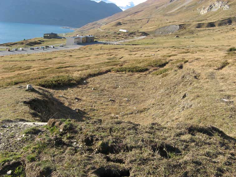 Il campo di tiro dell'arma visto dalla parte superiore della 30.All'epoca della sua realizzazione non esistevano le costruzioni e la strada visibili sullo sfondo.Furono realizzate dopo il 1968
