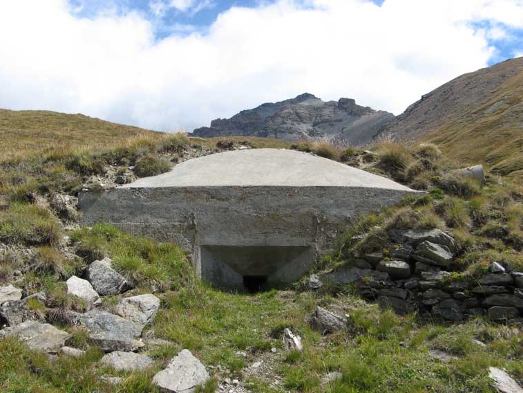 Il fronte N della 31 con la feritoia dell'arma.Sullo sfondo la cima del Monte Lamet