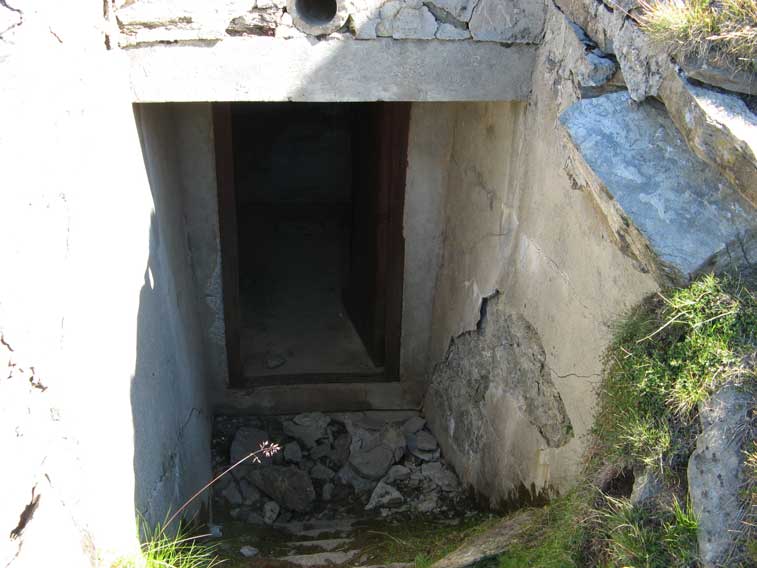 L'ingresso della postazione.La porta dell'ingresso funziona ancora regolarmente.Quì è aperta