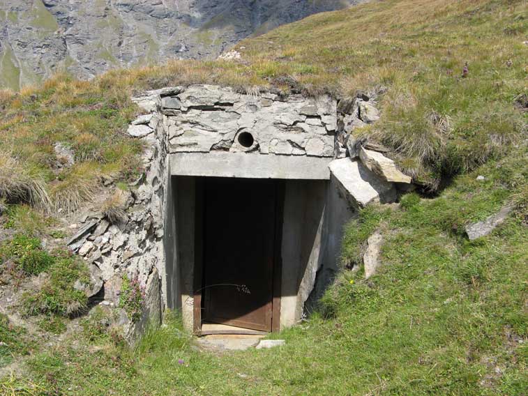 L'ingresso con la porta chiusa
