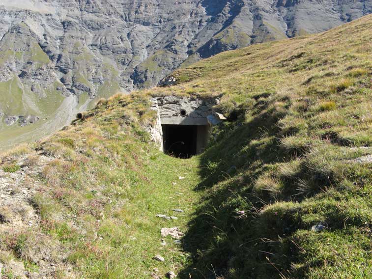 La trincea di accesso alla postazione