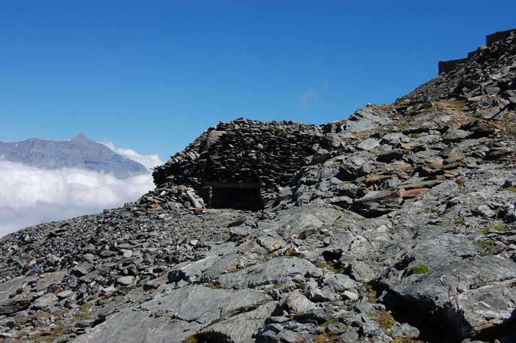 Vista frontale.Sullo sfondo la cima del Rocciamelone