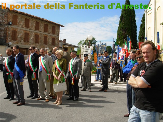 L'uscita dalla chiesa delle Autorità, seguite dalle Bandiere e dai Labari.