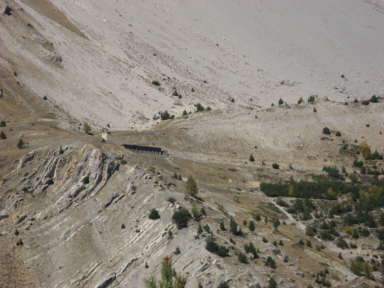 La Batteria Alta del Petit Vallon.Si possono distinguere la caserma,la cabina che forniva energia elettrica alla Batteria dello Chaberton e la Postazione sinistra di artiglieria.Perfettamente mascherati e integrati nell'ambiente le cannoniere della Batteria B14