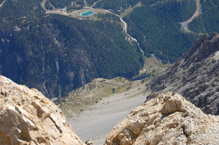 La Batteria Alta del Petit Vallon,Rocca Clarì e la piana di La Coche visti dalla cima del monte Chaberton(m.3130)