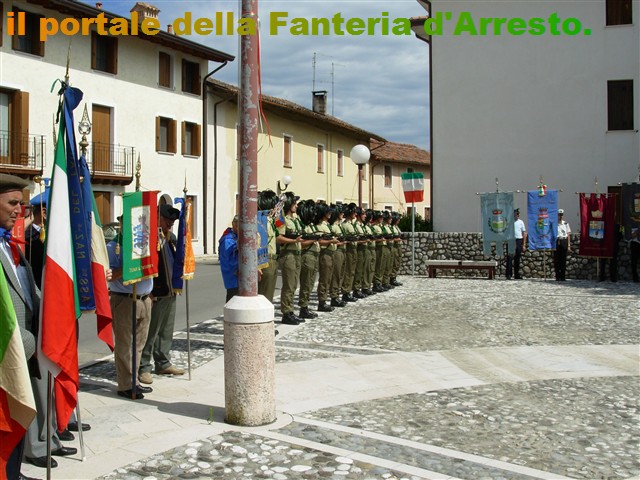 Il picchetto dei Bersaglieri e i Labari di alcune Associazioni e delle Istituzioni