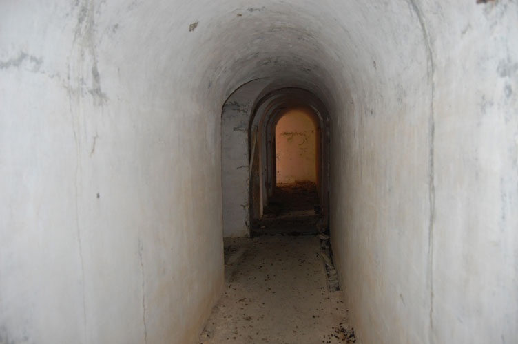 Visibili a sx i vani delle latrine
