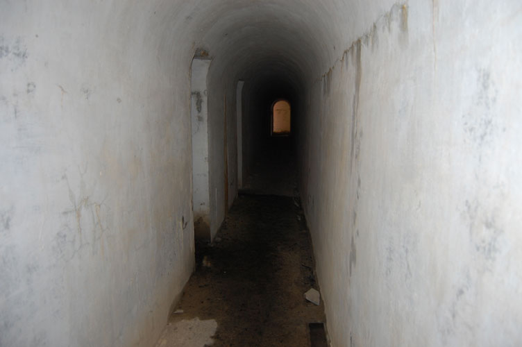 Alla fine del corridoio si inizia a intravedere la luce del giorno proveniente dall'ingresso W
