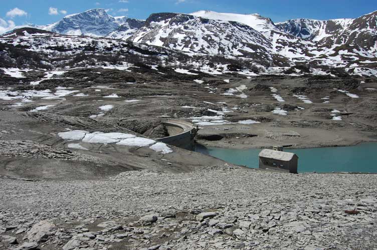 La diga ad arco vista dalla sommità del rilievo