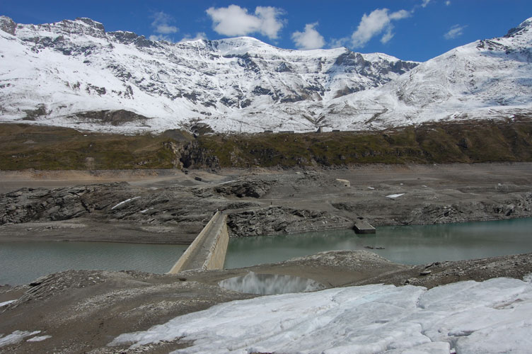 La diga diritta,o centrale,vista dalla sommità del rilievo
