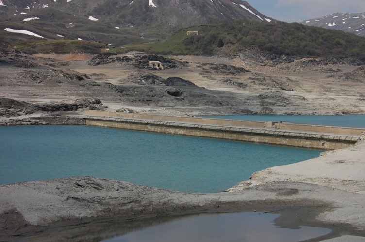 21 maggio 2011 Moncenisio-La diga centrale e sullo sfondo i malloppi dei Centri di Fuoco 17 e 16
