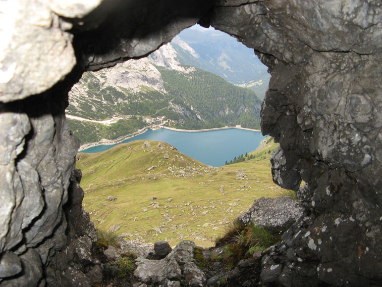 Il lago di Fedaia visto dalle gallerie Italiane della Mesolina