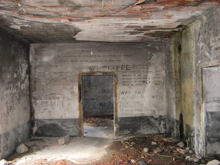 I Caduti,i Feriti e le decorazioni guadagnate durante la Grande Guerra sono ricordati quì all'interno del Ricovero XXIII in Valle Stretta zona di Bardonecchia.Il perdono vada ai vandali scarabocchiatori,inconsapevoli di aver danneggiato il ricordo di chi si è sacrificato anche per loro.
