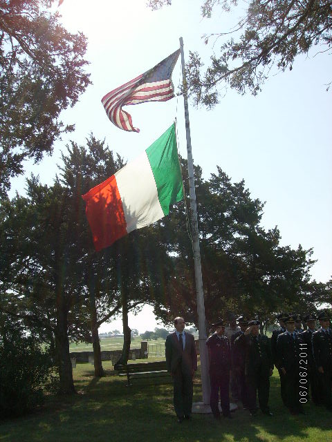 Alzabandiera, 6.VI.11, presente l' AM della Sheppars AFB Texas, il Console Dr. Fabbrizio Nava e la Cp Pionieri Tridentina