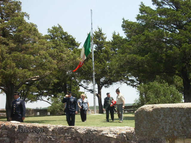 terminata la riesumazione, ammainabandiera, il Tricolore rimane a mezz'asta fino a sera