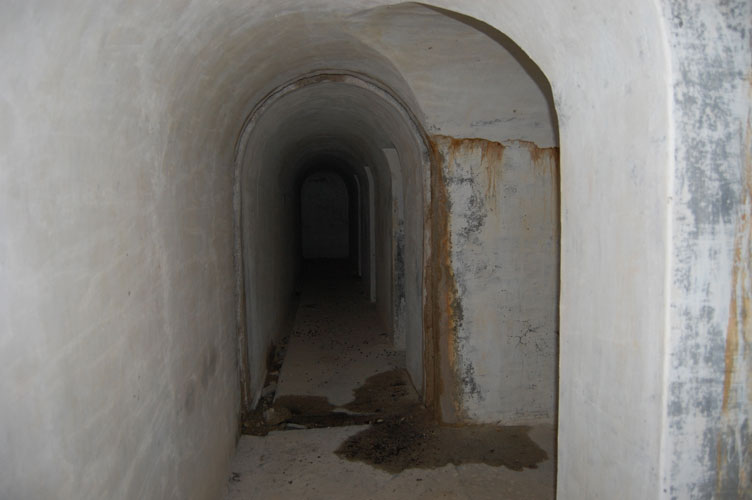Visibili a dx i locali logistici e latrine