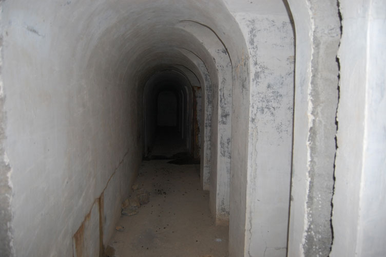 Visibili a dx gli accessi alle latrine e alla postazione in cunicolo armato