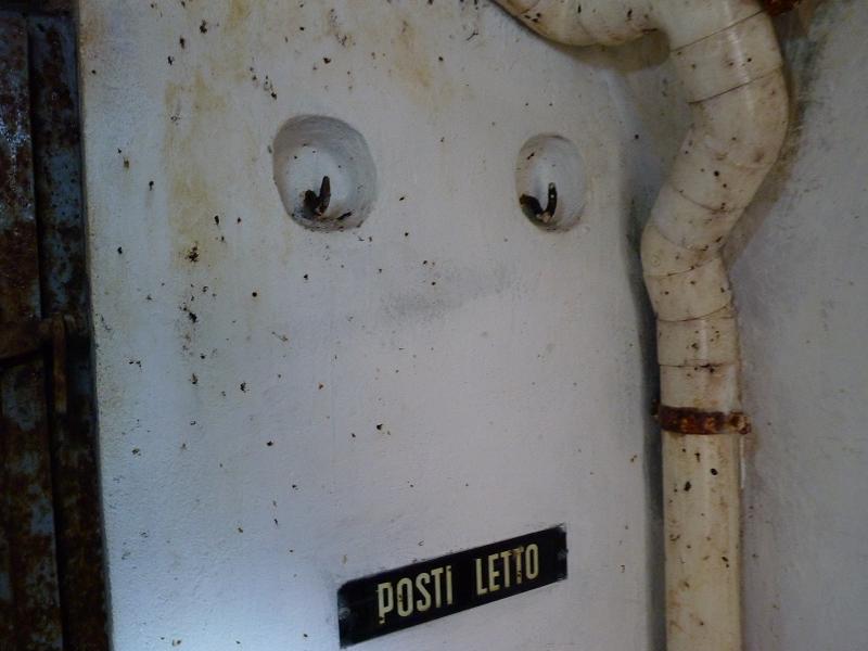 Particolare dei ganci per i teli delle brande