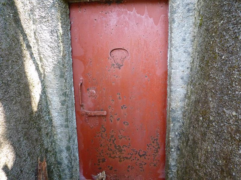 Curiosamente, la porta d'accesso alla M4 è dipinta di rosso... Chissà perchè?