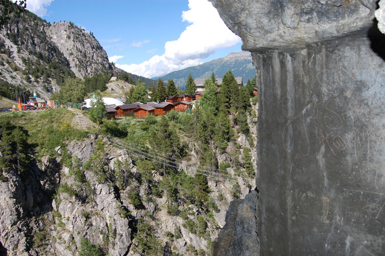 Il ponte tibetano di Claviere vista dall'uscita di emergenza del Centro 24