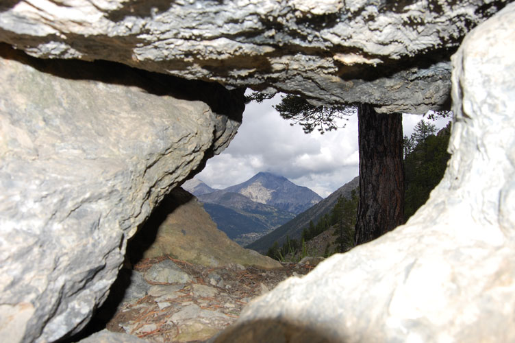 A parte il pino in primo piano questa era la stessa visione del Tenente Miguet nel giugno del 1940.Lo Chaberton visibile al centro si merita pienamente l'appellativo di &quot;Forte delle nuvole&quot;