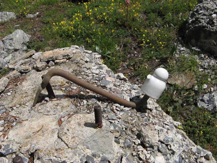 Resti di un isolatore della linea elettrica