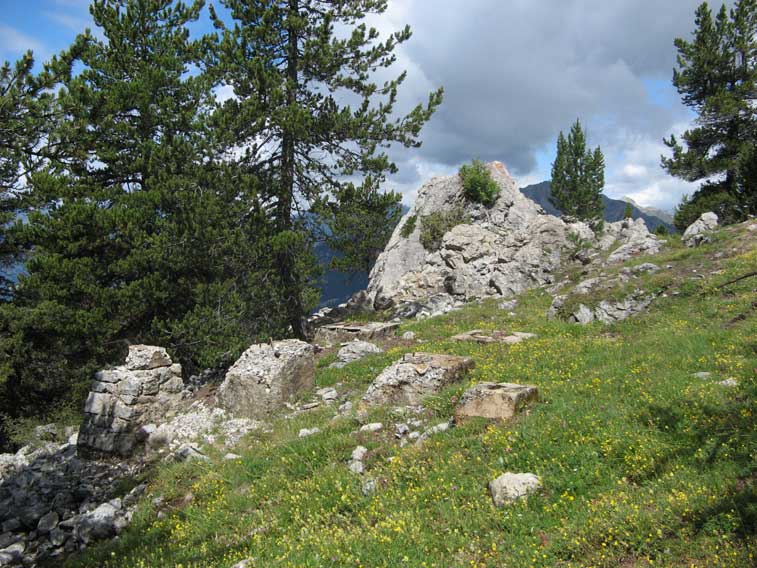 I resti del basamento del pilone della teleferica,l'ooservatorio è ubicato dietro di essi