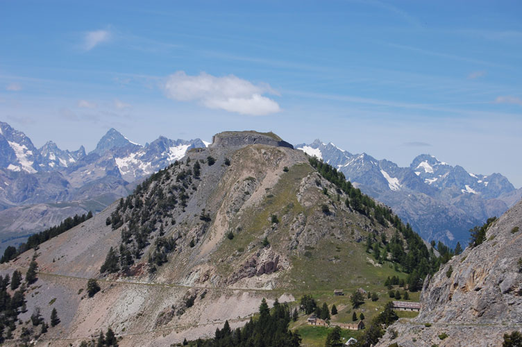 Il versante SE dell'Infernet con sulla cima l'omonimo forte,da questa posizione l'osservatorio non è visibile
