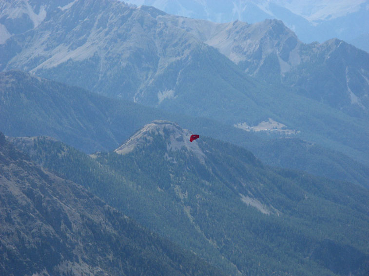 L'Infernet visto dalla cima del Monte Chaberton.Il punto rosso corrisponde alla posizione approssimativa dell'osservatorio