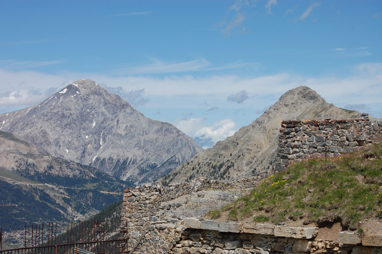 In primo piano mura del Forte Infernet.La prima cima è il Monte Janus e quella con la cima spianata è lo Chaberton