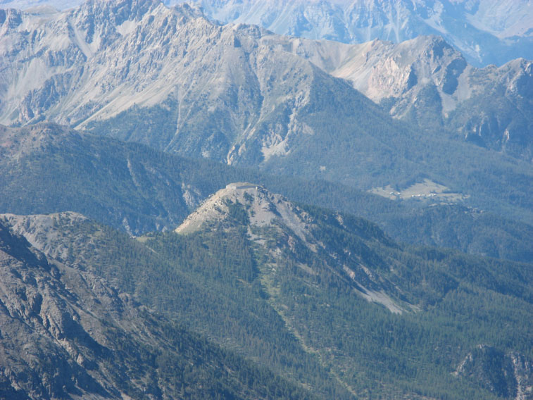 Il Forte dell'Infernet visto dalla cima dello Chaberton