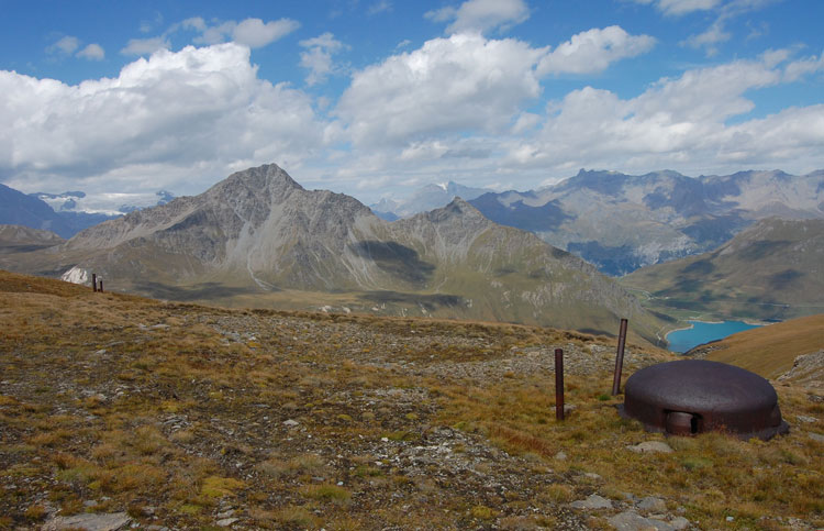 2 settembre 2011 Moncenisio Malamot.Il lago del Moncenisio,il Passo della Beccia e i ghiacciai della Vanoise fanno da sfondo alla torretta metallica del Centro 9