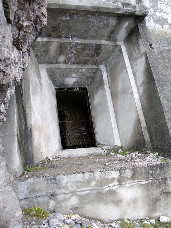Una delle Imponenti casematte per pezzo da 100/17 dell'opera 10 di Passo Monte Croce di Comelico 10017