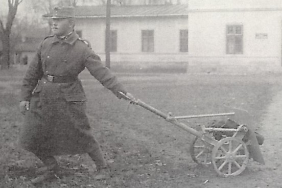 Foto dimostrativa d'epoca del 37mm da trincea