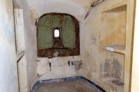 Piastra a minimo spessore frontale nell'opera 1 dello sbarramento di Cimabanche. Le nicchie ai lati servivano ad ospitare le munizioni dell'arma. Si noti anche parte del sostegno dell'affustino fissato alla piastra ancora presente. DSC3147 1