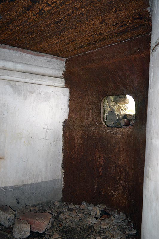 Postazione per 57/43 dotata di piastra metallica e putrelle a protezione del soffitto
