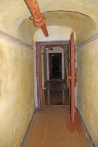 Locale stagno all'ingresso di un'opera non riattivata